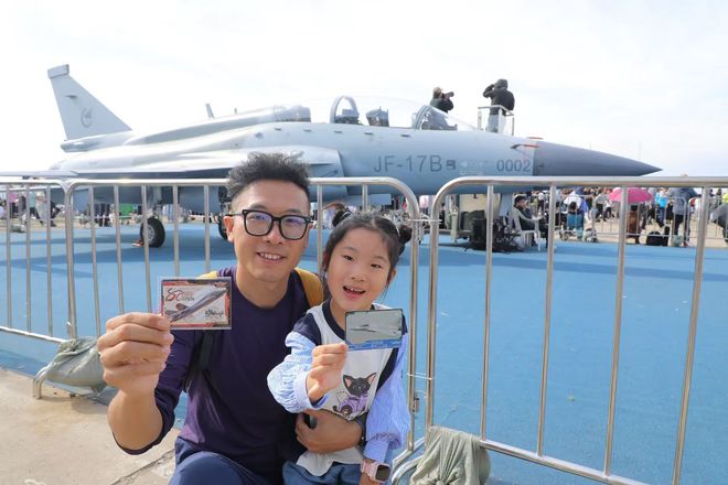 Z世代“社交货币”背后的文化新消费引擎CQ9电子有限公司卡牌经济崛起：解锁(图3)